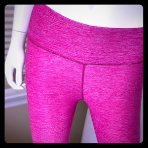 Lululemon HOT PINK leggings in PRISTINE condition!